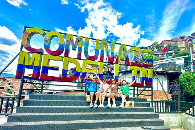 Commune 13 art and color - The electric climbers and escalator viewpoints: the Medellín wow moment