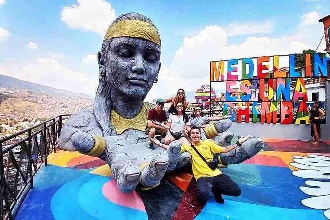 Commune 13 art and color - Breakdancing in Comuna 13: culture with energy (and context)