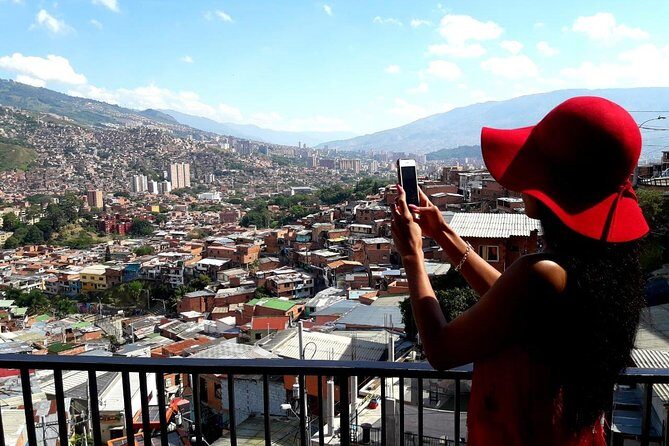 Complete Pack: Pablo Escobar Tour and Comuna 13 - Escaleras Eléctricas in Comuna 13: Photos, Walking, and Local Treats