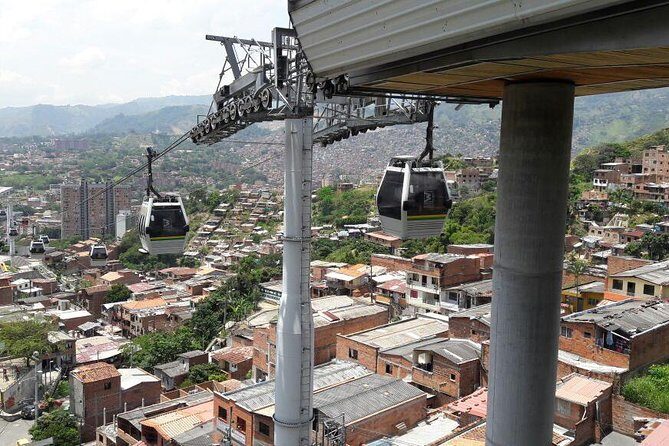 Comuna 13 + Cable Car + Colombian Fruits Tasting: Private Tour - Entering Medellín through Comuna 13’s Escaleras Eléctricas