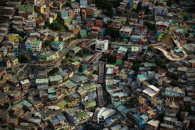 Comuna 13 & Downtown: From violence to innovation - Stop 1: Plaza Botero and 23 works you can spot in ten minutes