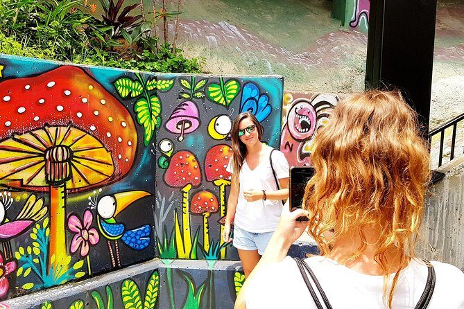 Comuna 13 Graffiti Tour with Street Food - Independence 2: Present and Transformation After a Tragic Past