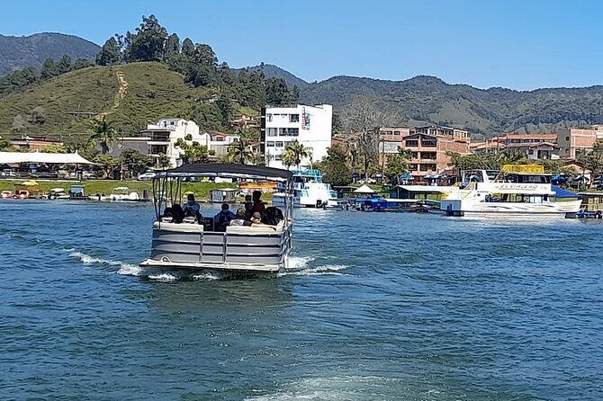 Day Trip To Guatapé with ,Breakfast, Lunch and Boat Ride - Guatapé and Piedra del Peñol: the Medellín combo that makes sense