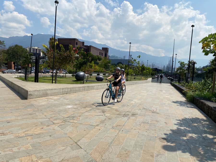E-Bike City Tour Medellin with Local beer and Snacks - How the e-bike (and the guide) affect safety and enjoyment