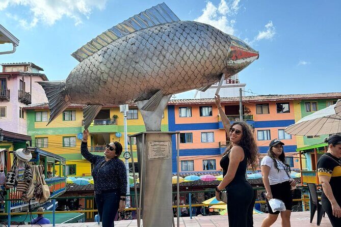 Excursion to Guatapé by chiva, lunch and Pablo Escobar's hacienda - A full-day plan: history, food, and Guatapé views from Medellín