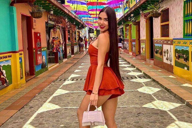 Excursion to Guatapé by chiva, lunch and Pablo Escobar's hacienda - Paisa lunch break: refuel the right way before El Peñol