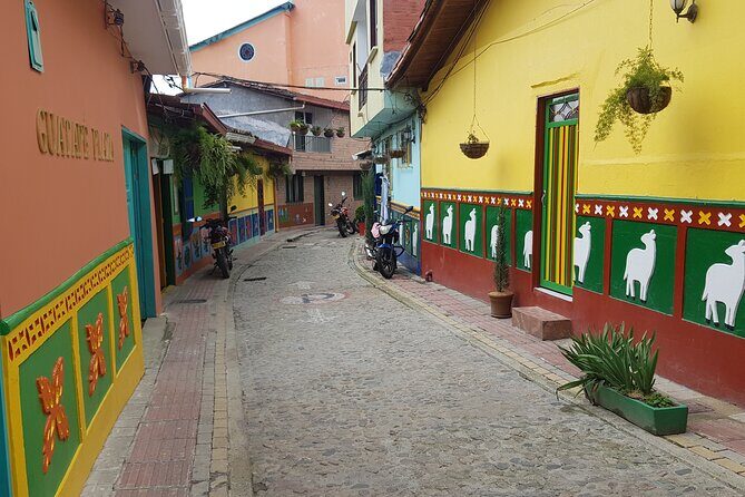 Full Day Private Tour to Guatapé and El Peñol - Guatapé Town Walk: Cobblestones, Color, and a Guide Who Keeps You Moving