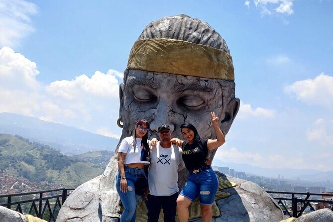 Graffiti Tour | Commune 13 guided by locals - Comuna 13: Street Art, Performers, and Real Local Snacks