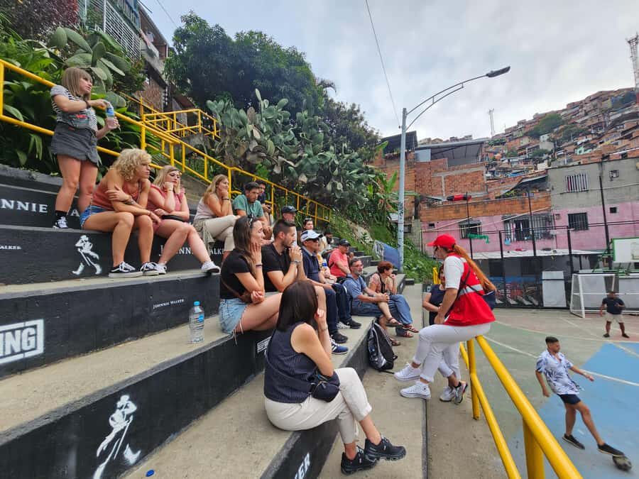 Graffiti Tour comuna 13 and cable car (made by local guides) - Graffiti, Murals, and the Local Artist Perspective
