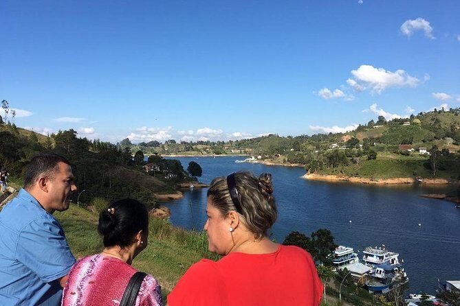 Guatape and Peñol Rock Full-Day Tour - Guatapé Main Square Time: Facades, People, and a Place to Slow Down