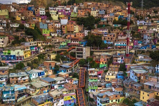 Guided Tour of Comuna 13 Medellín with Snacks Included - Comuna 13 in Three Hours: What You Actually Learn