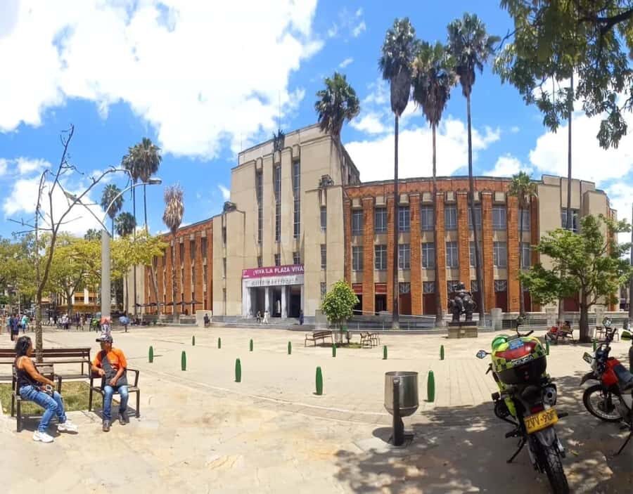 Medellín City Tour and Comuna 13 Experience - Morning setup: pickup at El Poblado or Estadio and getting organized