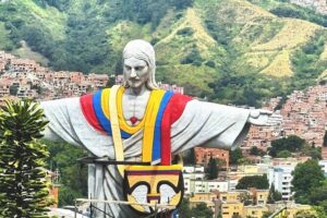 Medellin communal tour 13 with snacks and your own graffity - Upper views and the viaduct path: photos, souvenirs, and local food time
