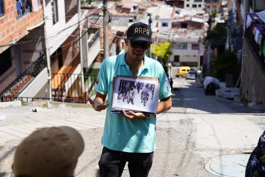 Medellín: Comuna 13 and Graffiti Guided Tour with a Local - A practical note on guides and language groups