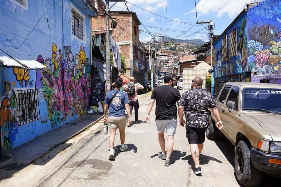 Medellín: Comuna 13 and Graffiti Guided Tour with a Local - The walking loop: shortcuts, lesser-known alleys, and real neighborhood rhythm