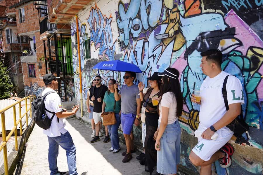 Medellín: Comuna 13 and Graffiti Guided Tour with a Local - Street dance show: when the culture is the entertainment