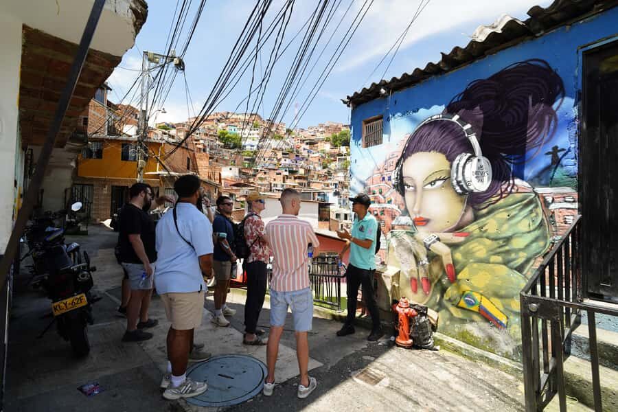 Medellín: Comuna 13 and Graffiti Guided Tour with a Local - Who should book this Comuna 13 guided tour