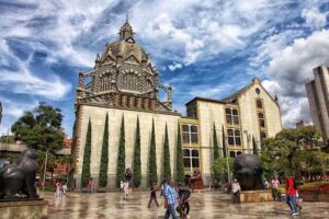 Medellín: Comuna 13, Cable Cars and Botero Statues Tour - El Centro on foot: Botero Plaza and 1600s churches