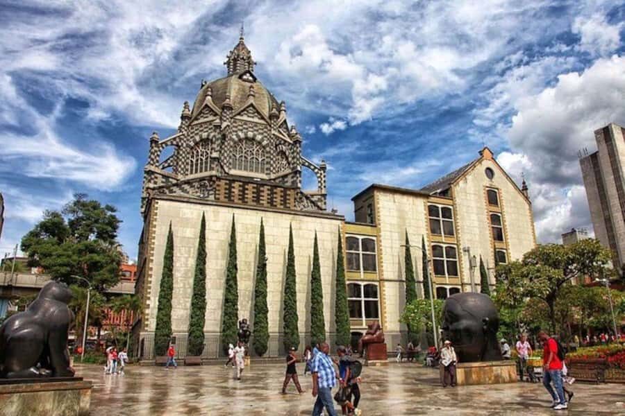 Medellín: Comuna 13, Cable Cars and Botero Statues Tour - El Centro on foot: Botero Plaza and 1600s churches