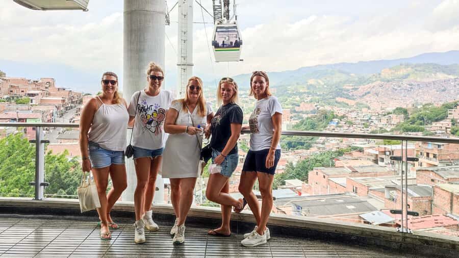 Medellin: Comuna 13 Graffiti Tour, Cable Car & Street Food - Booking decision: should you book this Comuna 13 tour?