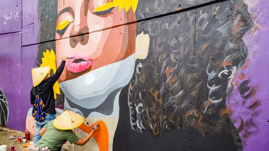Medellin: Comuna 13 Graffiti Tour, Cable Car & Street Food - Medellín’s Comuna 13: graffiti with a reason