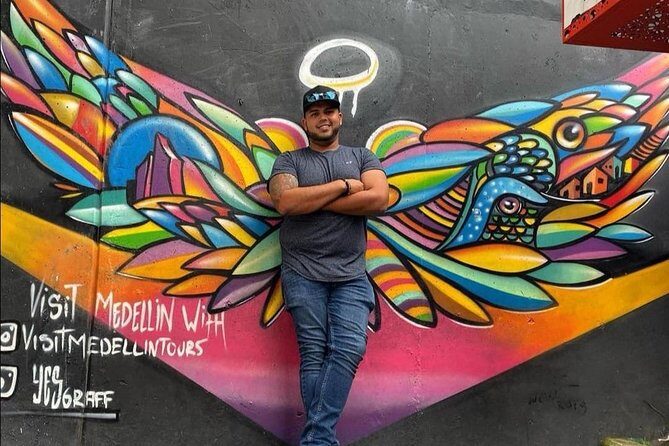 Medellín: Comuna 13 Graffitour With Snacks Included - Electric Escalators De La Comuna 13: The Stop Everyone Talks About