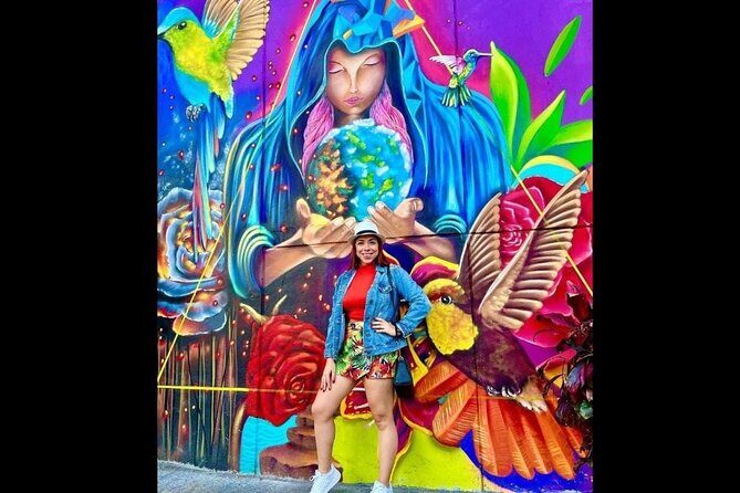 Medellín: Comuna 13 Tour with Spray Painting and ice cream - Stop 1 (2 hours): Cra. 109 #38a-11 and the street art that acts like a community book