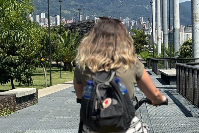 Medellín: Electric Bike Tour, Centre, Point of Sale and Comuna 13 - Comuna 13 on Foot: Graffiti, Resilience, and Respect