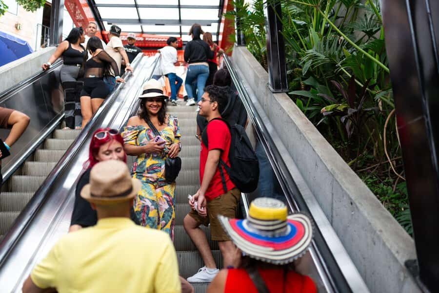 Medellin: Full Day Guided City Highlights Tour - Historic Downtown and Parques del Río: Where Old Medellín Meets Today