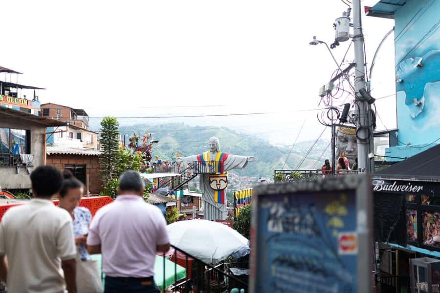 Medellin: Full Day Guided City Highlights Tour - Medellín’s Traditional Lunch and Cremas Moment