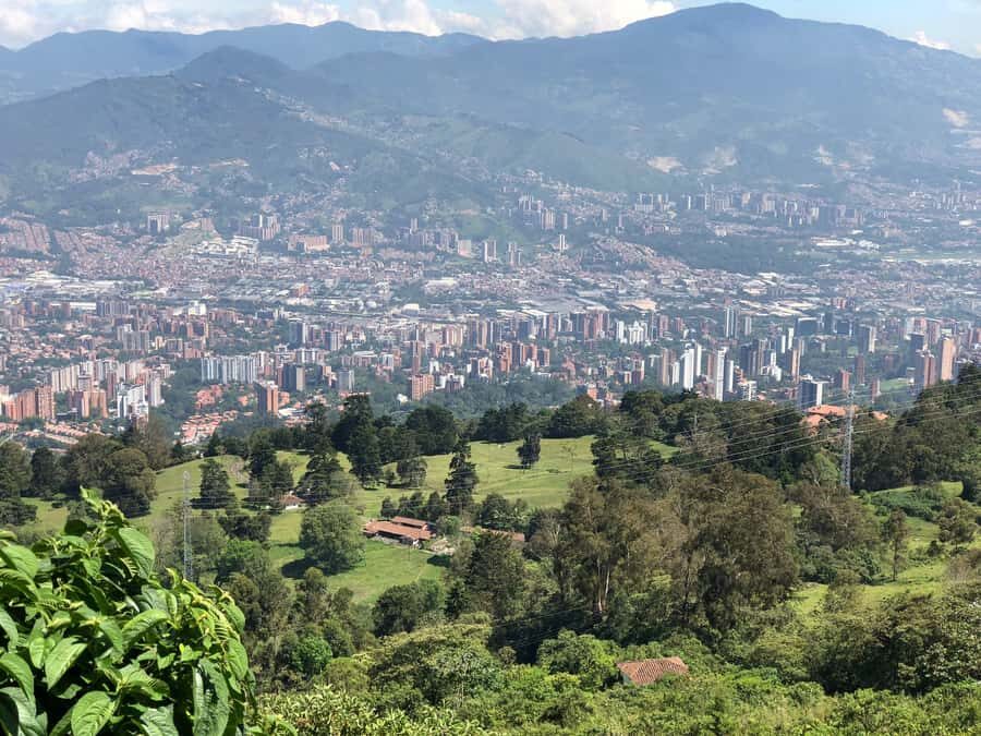 Medellín: Half-Day Private Colonial Towns Tour - Stop 1: El Retiro’s 18th-Century Streets and Old Church