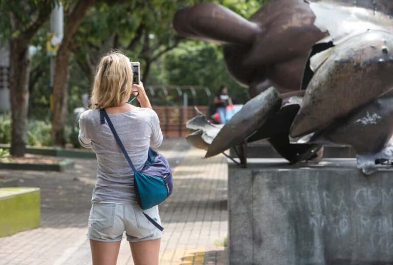 Medellin Historic Walking Tour - Starting at the Alpujarra pedestrian bridge: where you’ll want to be early