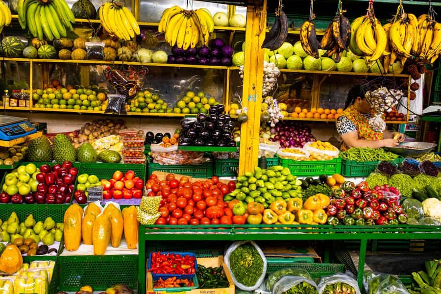 Medellín Multi-sensory Tour in the market, +15 Exotic Fruits - The morning start: when the market is doing its real work