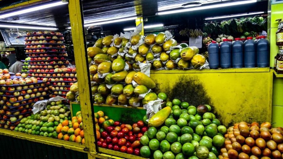 Medellín Multi-sensory Tour in the market, +15 Exotic Fruits - Interacting with traders: the hidden market secrets you can feel