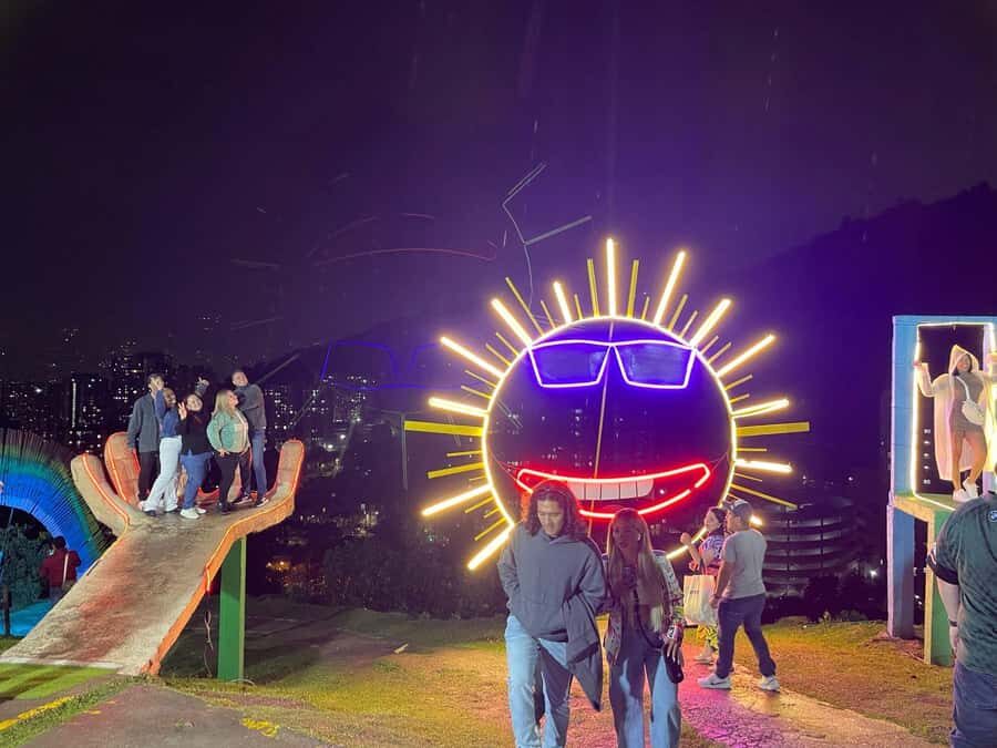 Medellín: One Night in El Cielo Viewpoint with activities - Michigan Pizza Bar: eating like a Medellín person, not a tourist