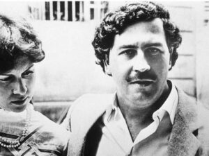 Medellín: Pablo Escobar Tour with beer included - Start in El Poblado and get oriented fast