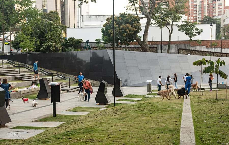 Medellín: Pablo Escobar Tour with beer included - Should you book the Medellín Pablo Escobar tour?