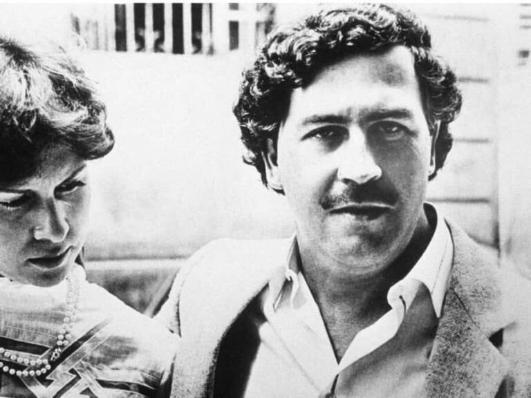 Medellín: Pablo Escobar Tour with beer included - Start in El Poblado and get oriented fast