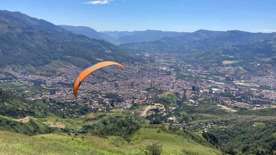 Medellín Paragliding - Go Pro Included - Meet the team: English-speaking guide and professional pilots