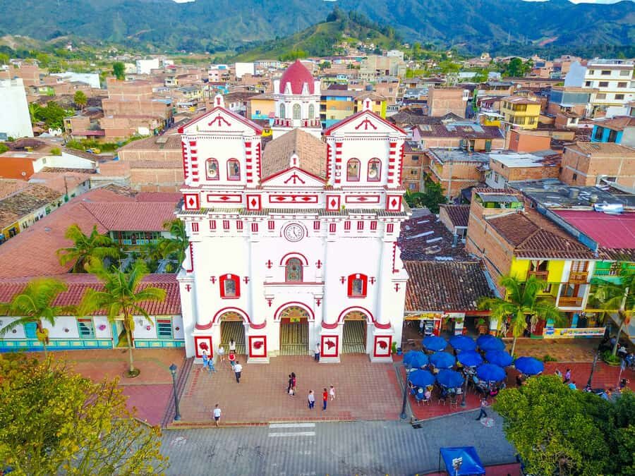 Medellín: Private Guatapé Tour w/ Breakfast, Lunch & Cruise - Pickup, Breakfast, and the 1.5-Hour Ride East