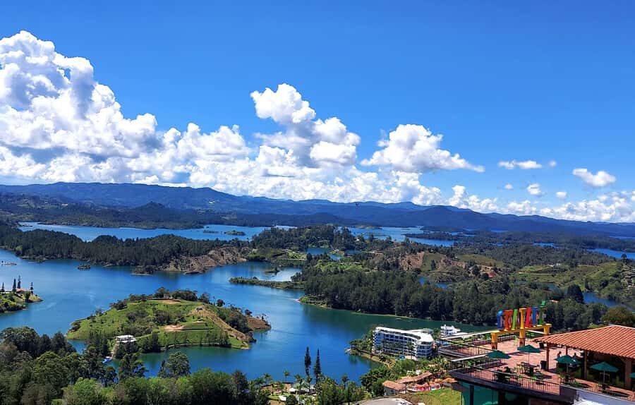 Medellín: Private Guatapé Tour w/ Breakfast, Lunch & Cruise - Lunch in Guatapé: Fuel for the Town Walk and the Climb