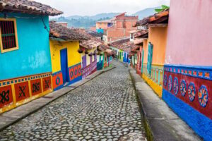 Medellín: Private Guatapé with Peñol Tickets and Boat Ride - Hotel pickup in Medellín: fewer headaches, more daylight