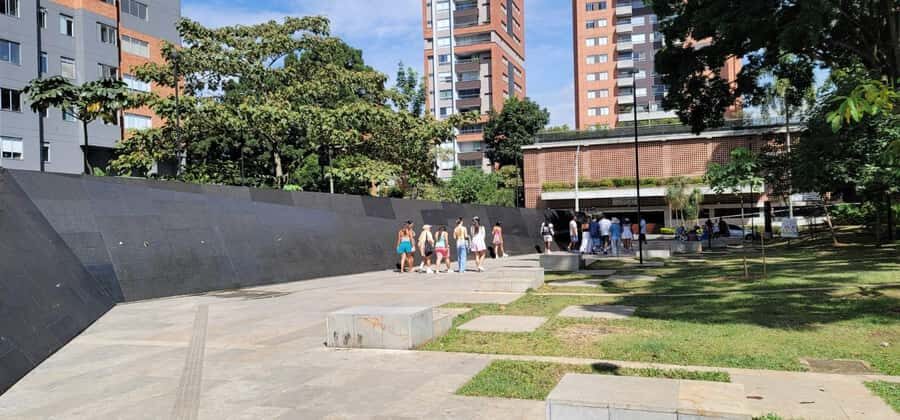 Medellín: Private Pablo Escobar and Comuna 13 Tour - Price and value for a private 5-hour car tour
