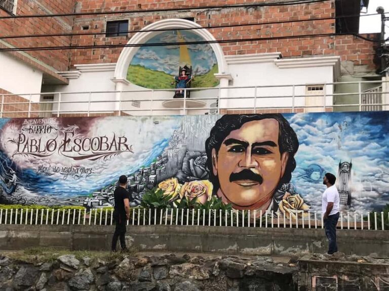 Medellín: Private Pablo Escobar Tour with Cable Car Ride - Inflexión Memorial Park: the first stop sets the emotional rules