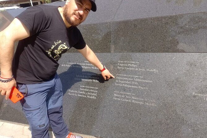 Pablo Escobar Express Private Tour - Cementerio Jardines Montesacro: the graves and the reality check