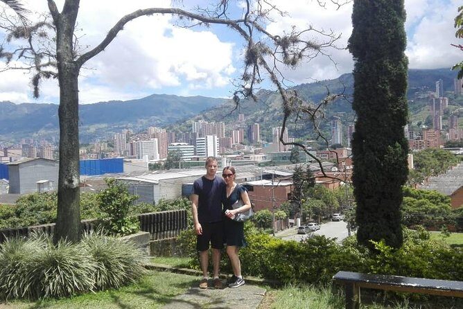 Pablo Escobar tour - Los Olivos, Cementerio, Inflexión, and Barrio Pablo Escobar: what you’re actually seeing