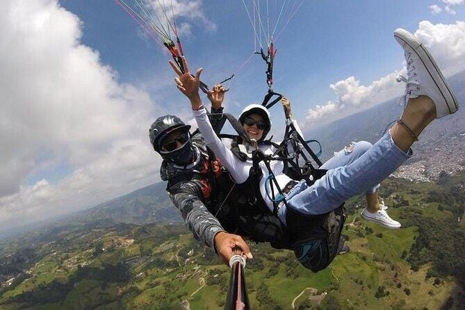 Paragliding over Medellin with HD Video and Pickup - Key things that make this flight worth your time