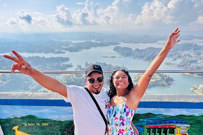 PREMIUM Guatapé Tour: Rock, Luxury boat ride, Meals & Llamas - Guatapé walking time plus Calle de las Sombrillas