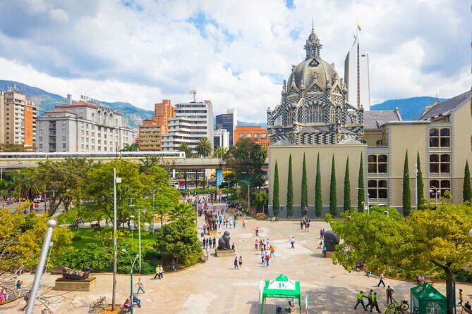 Private City Tour of Medellin with Metrocable and Commune 13 - Why this Metrocable and Comuna 13 day works for first-timers