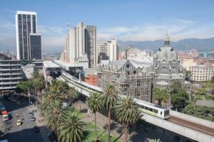 Private City Tour of Medellin with Metrocable and Commune 13 - Parques del Río: the easy win before the climbs